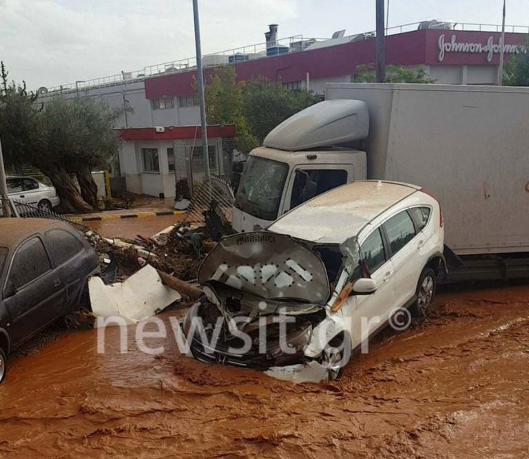 Εικόνα-σοκ! Βίντεο ντοκουμέντο: Τα νερά σαρώνουν τα πάντα στη Μάνδρα Αττικής